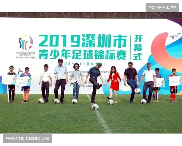 足球球员续约签字仪式引发关注新合同揭示未来发展方向